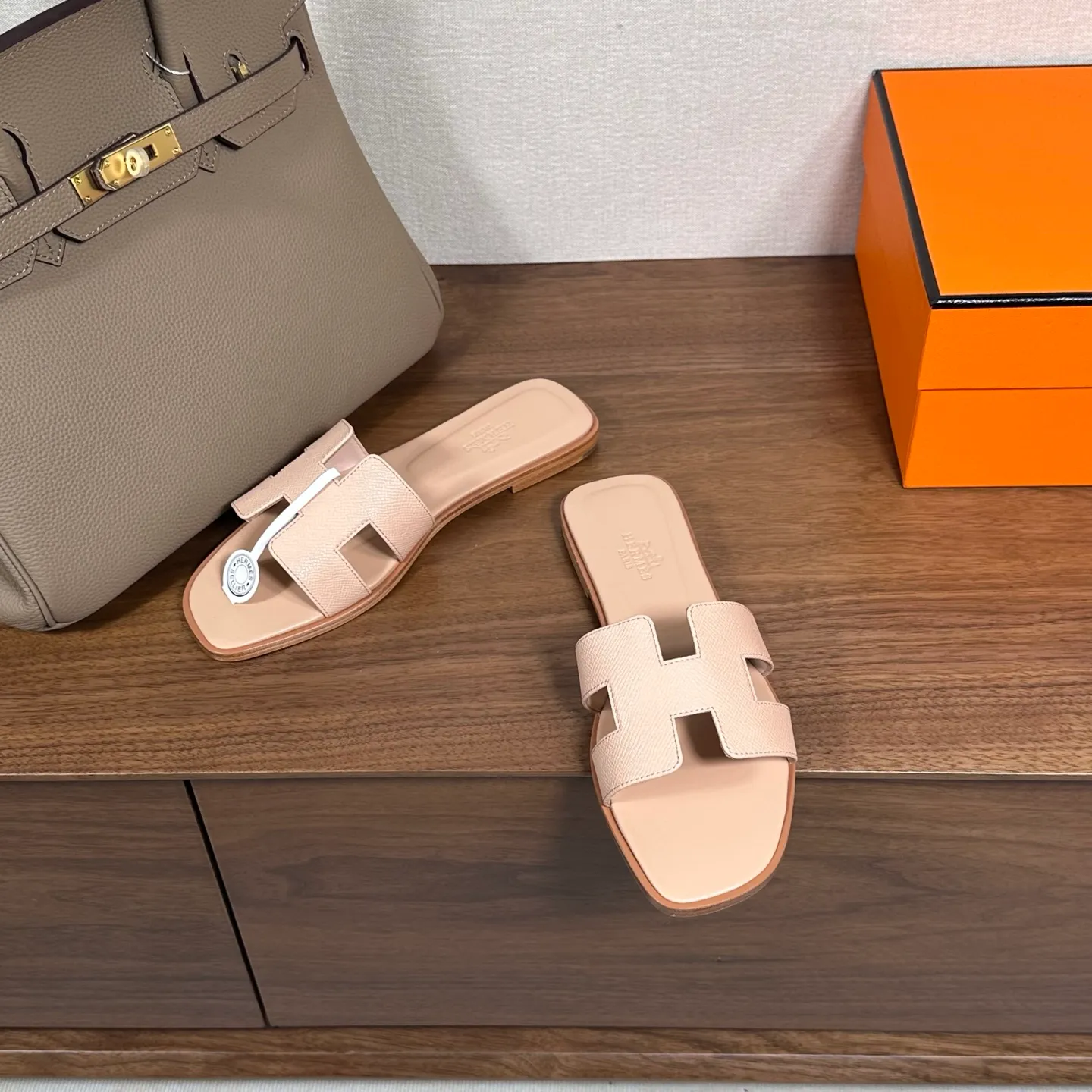 👟👟Ex-factory price 440👟👟 Hermes Hermes H slippers Oasis sandals series——————————Fashionable and versatile Super comfortable Every detail is made to the extreme Original swift calfskin Original 1:1 exclusive private mold upper/original leather outsole ▪️Packaging: Each pair of shoes comes with packaging ▪️SIZE: 35~42 (.40.41.42 customization is non-refundable and non-exchangeable)